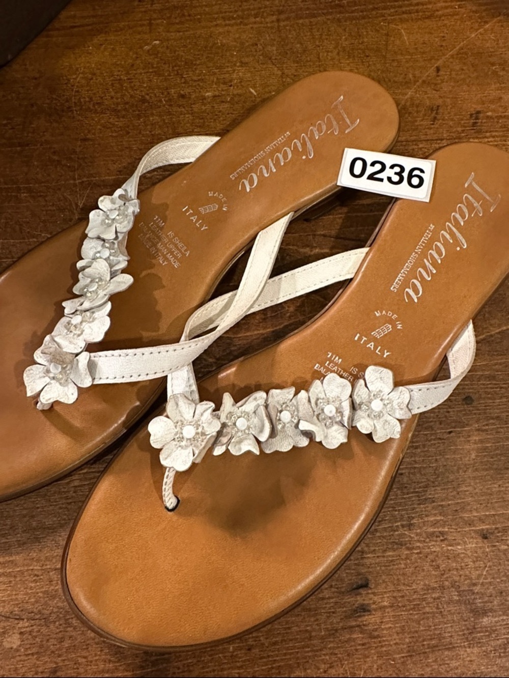 Italiana Italian Shoemakers White Floral Leather Thong Sandals - Picture 8 of 8